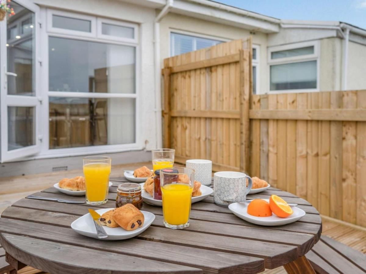 3-Bed 5-6 Berth Modernised Bungalow! Тенби Екстериор снимка