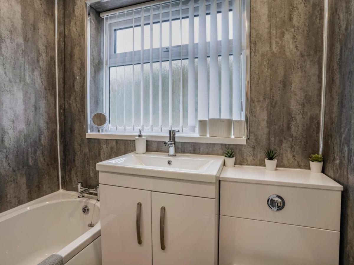 3-Bed 5-6 Berth Modernised Bungalow! Тенби Екстериор снимка