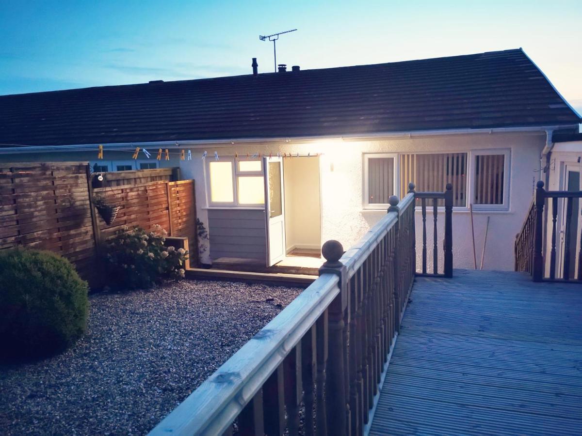 3-Bed 5-6 Berth Modernised Bungalow! Тенби Екстериор снимка
