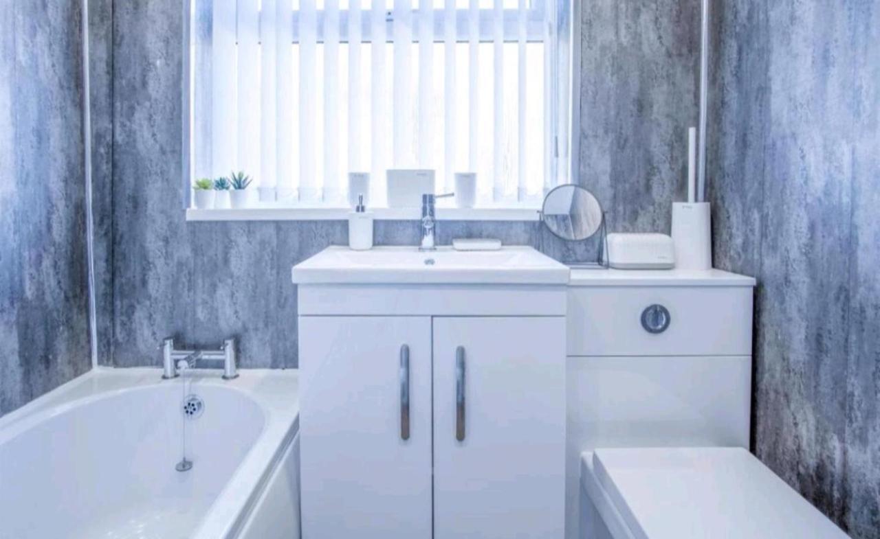 3-Bed 5-6 Berth Modernised Bungalow! Тенби Екстериор снимка